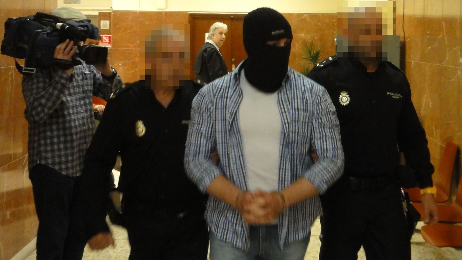 Moya, escoltado por la Policía.