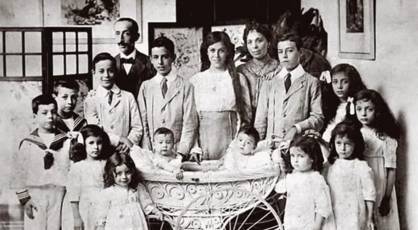 Luis López de Carrizosa e Ybarra, conde de Peraleja, con su mujer Fernanda Domecq González y sus catorce hijos.