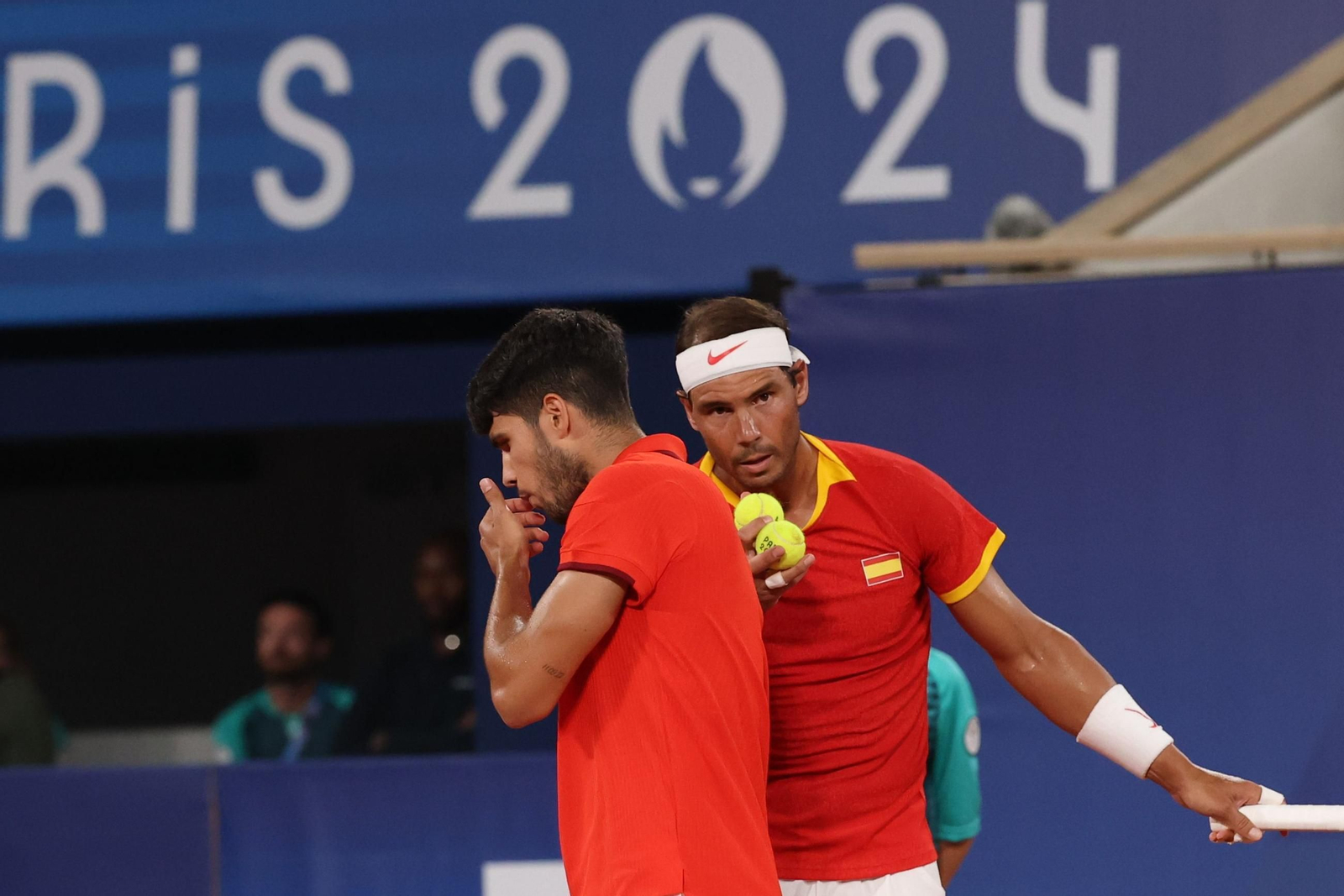 Rafa Nadal y Carlos Alcaraz, durante un partido de dobles de tenis