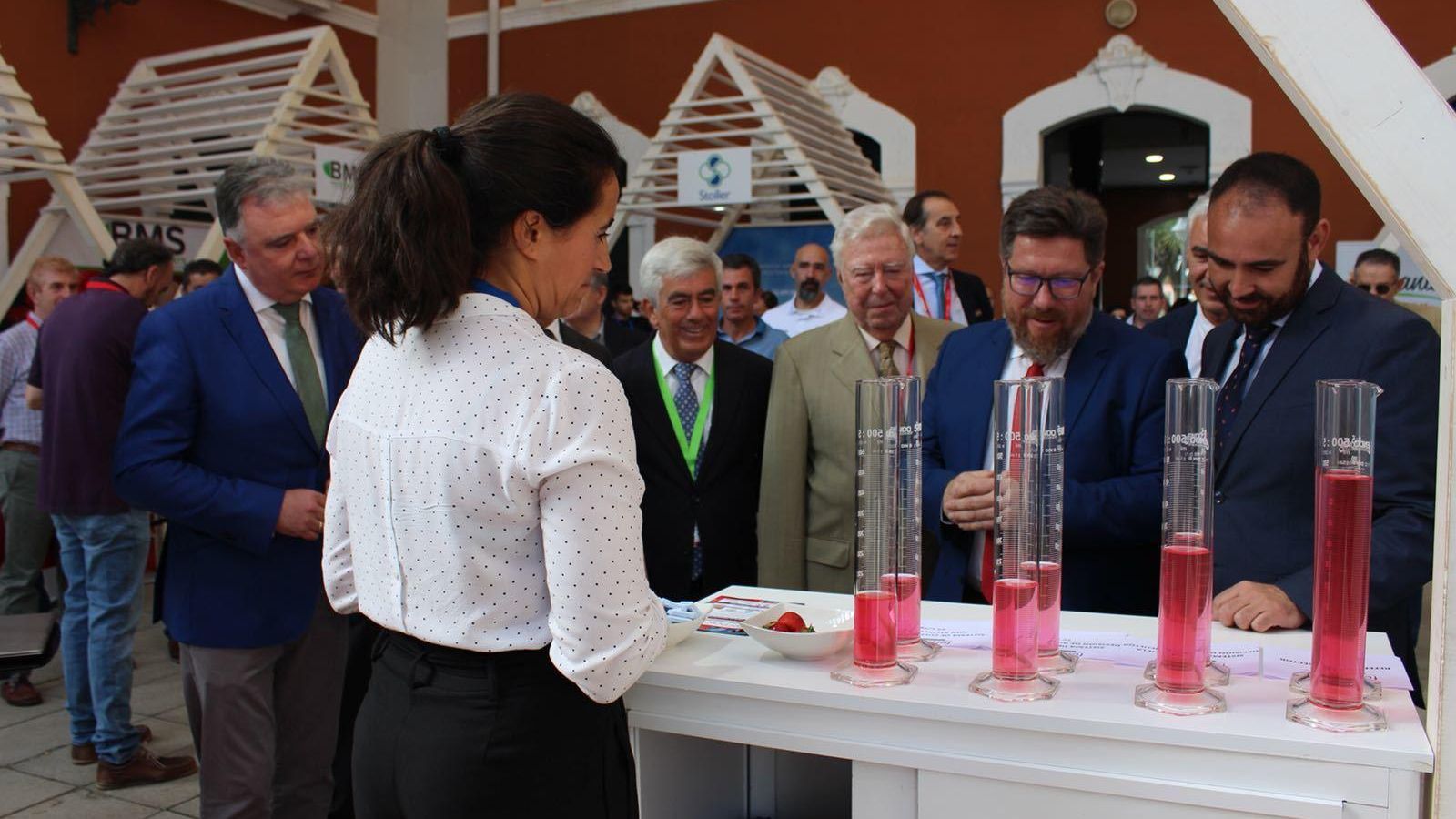 Visita del consejero a la zona expositiva del Congreso