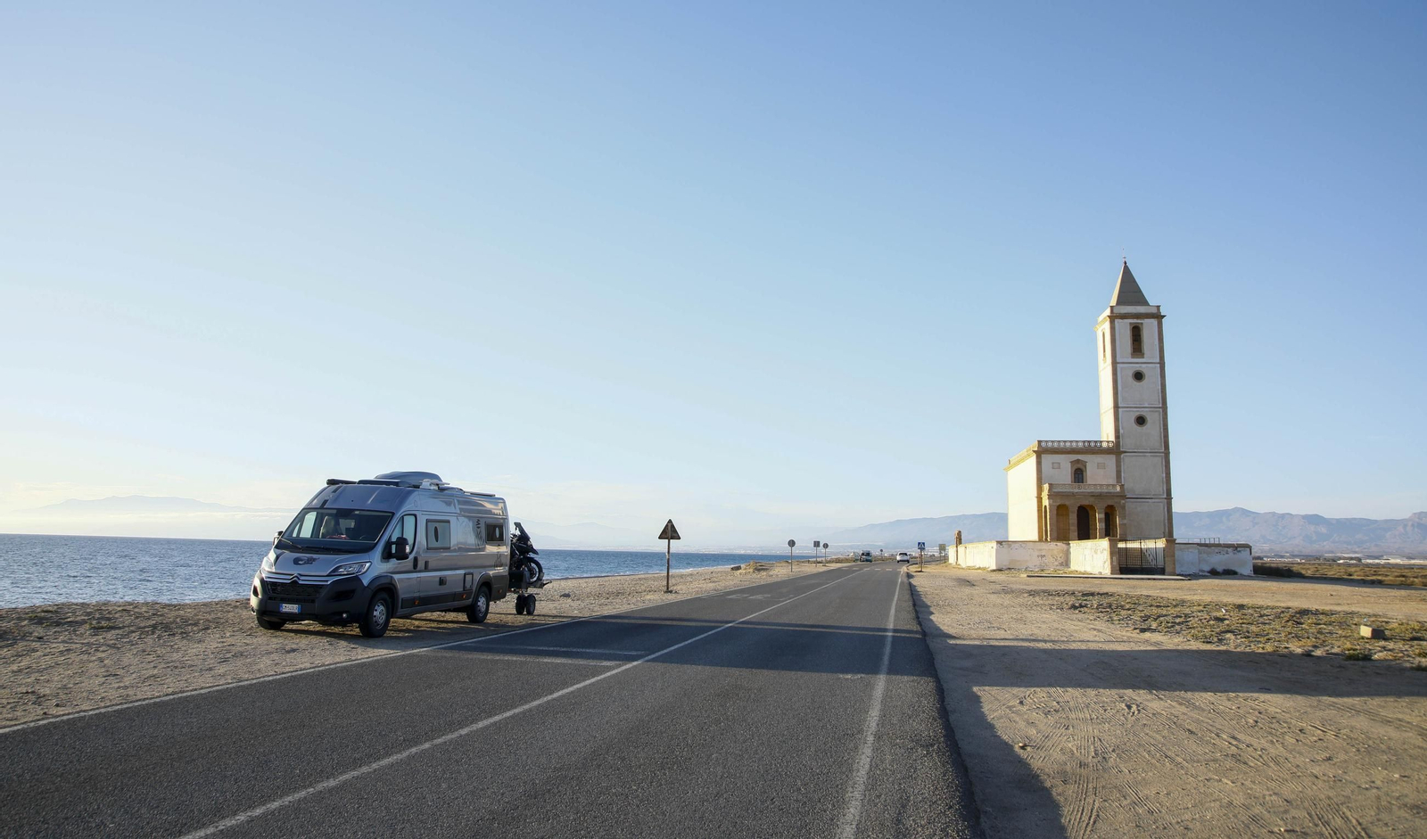 Autocaravanas estacionadas en la playa de Cabo de Gata, en imágenes