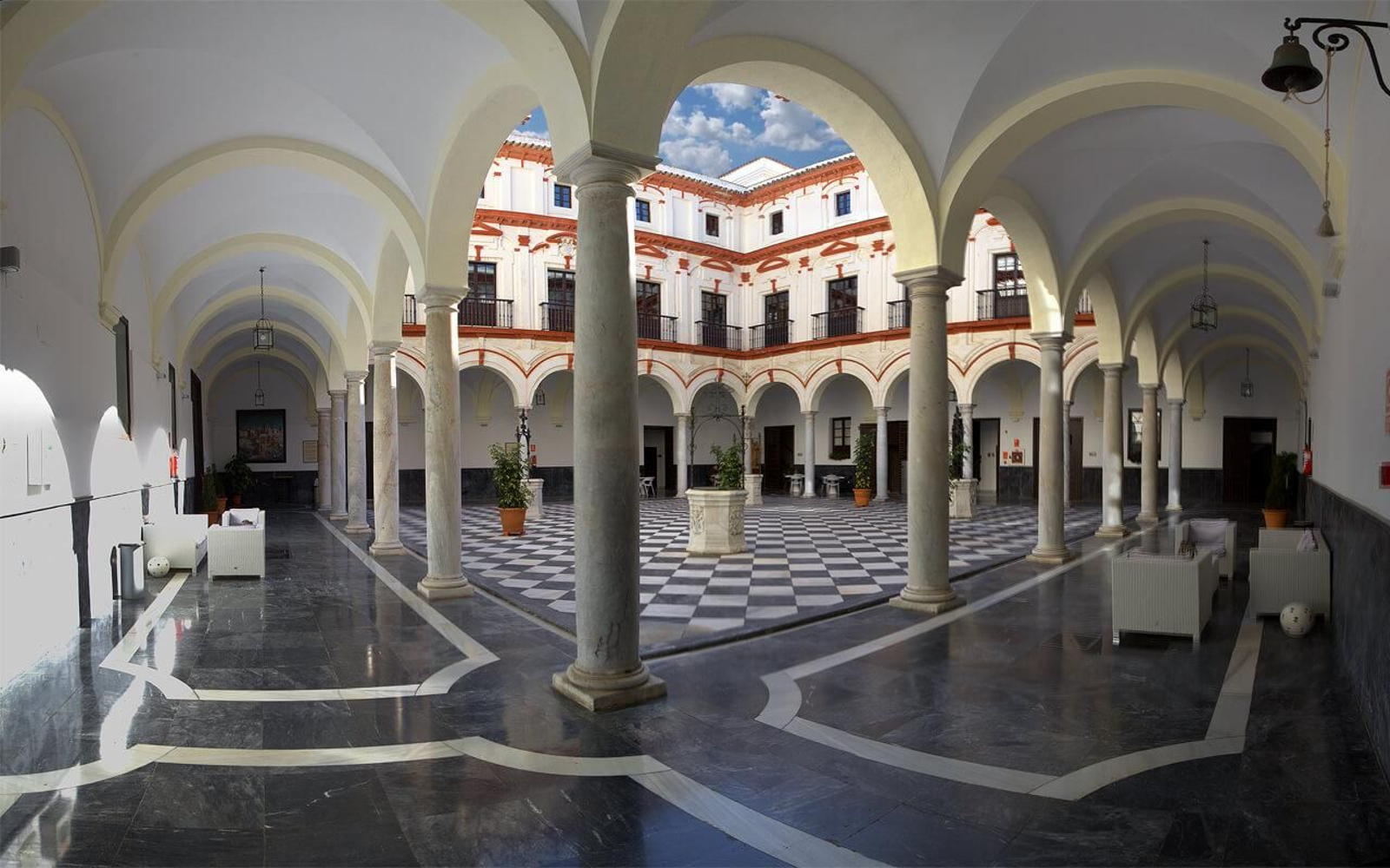 Interior del patio del Hotel Boutique Convento Santo Domingo donde se celebrará el I Mercadillo con Encanto