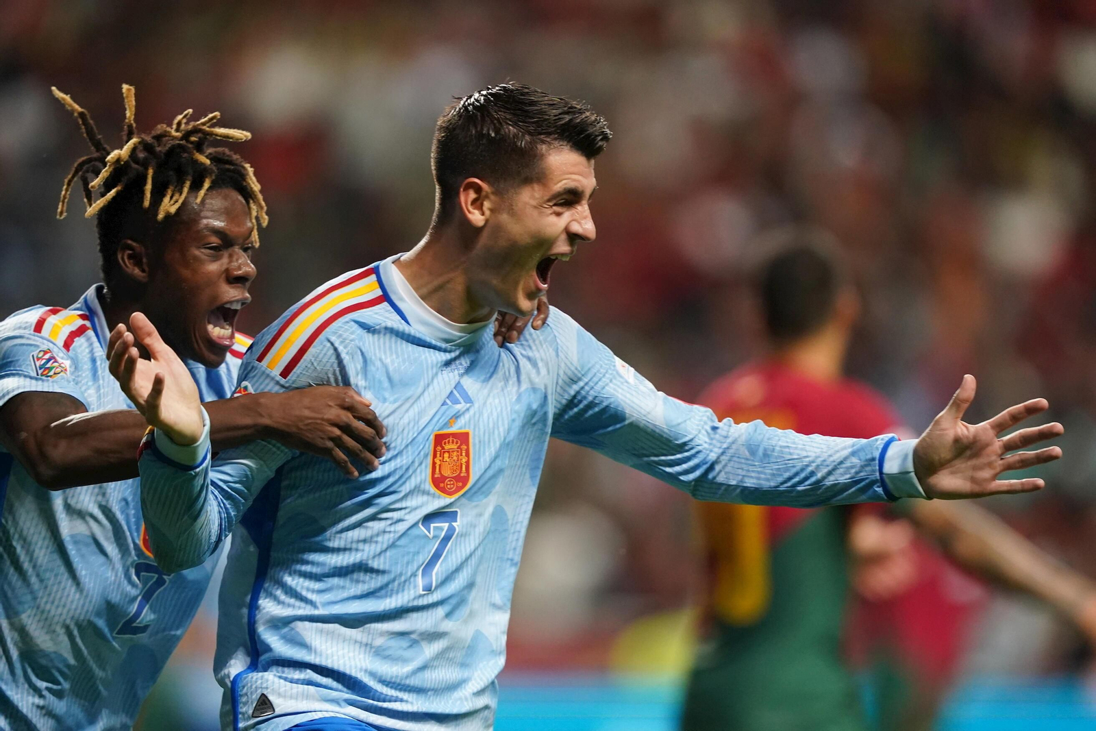 Morata y Williams celebran gol.