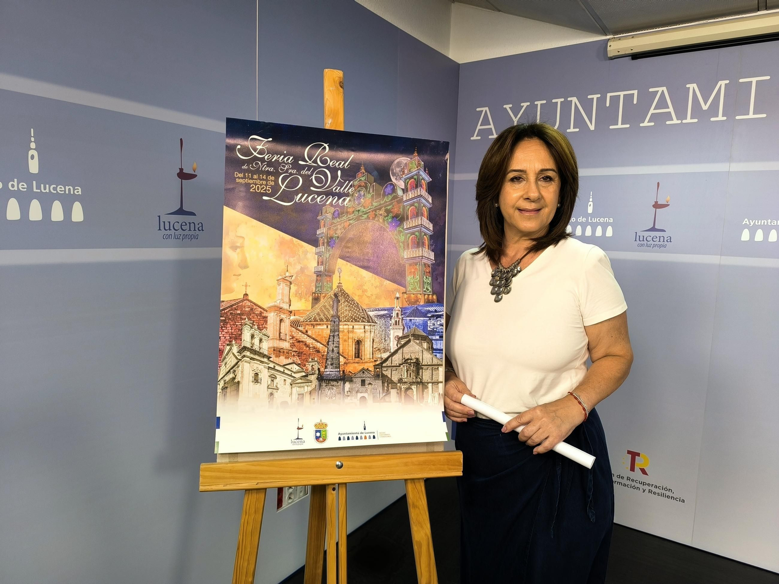 Araceli Rodríguez, con el cartel de la Feria del Valle.