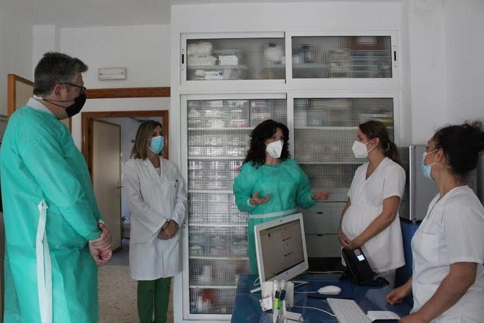 Rocío Ruiz durante su visita a la residencia onubense Virgen del Rocío