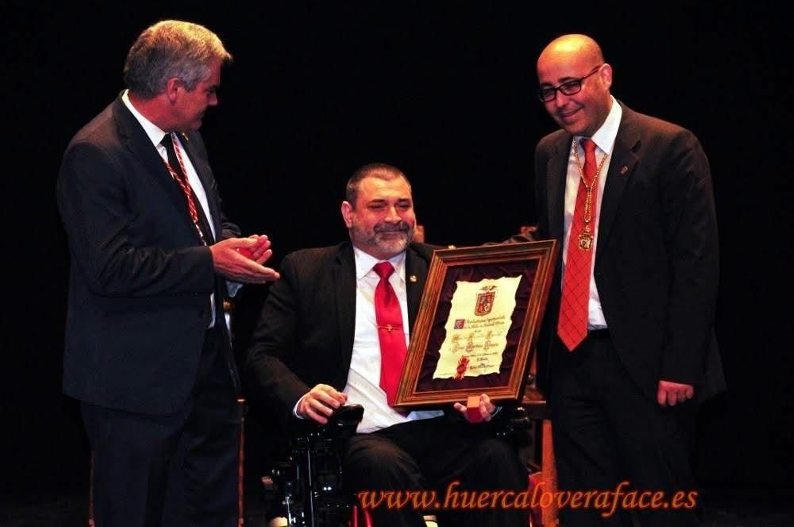 Ginés Martínez junto al alcalde recibiendo una distinción en una foto de archivo.