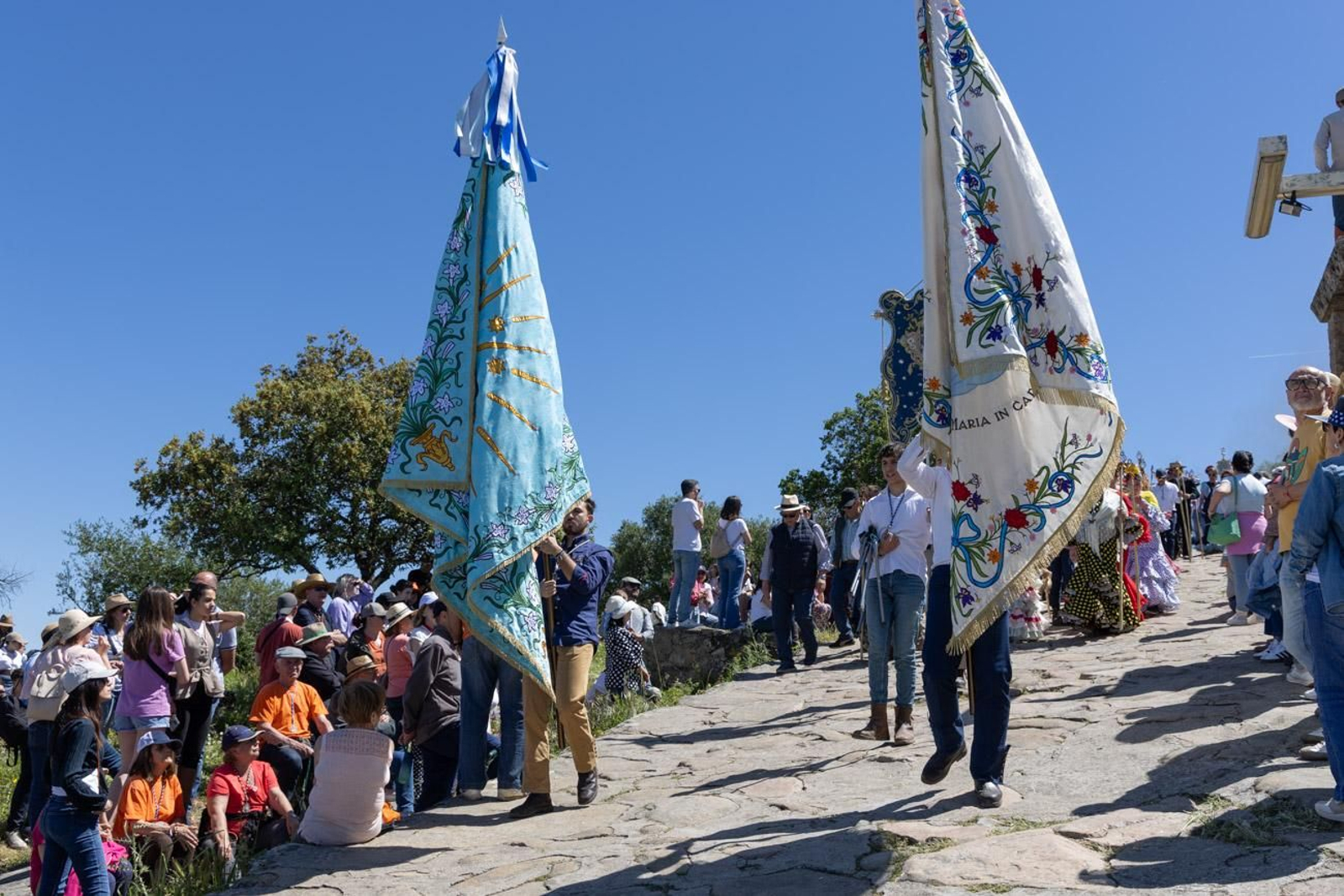 Miles de romeros acuden al encuentro de la Virgen de la Cabeza en su romería