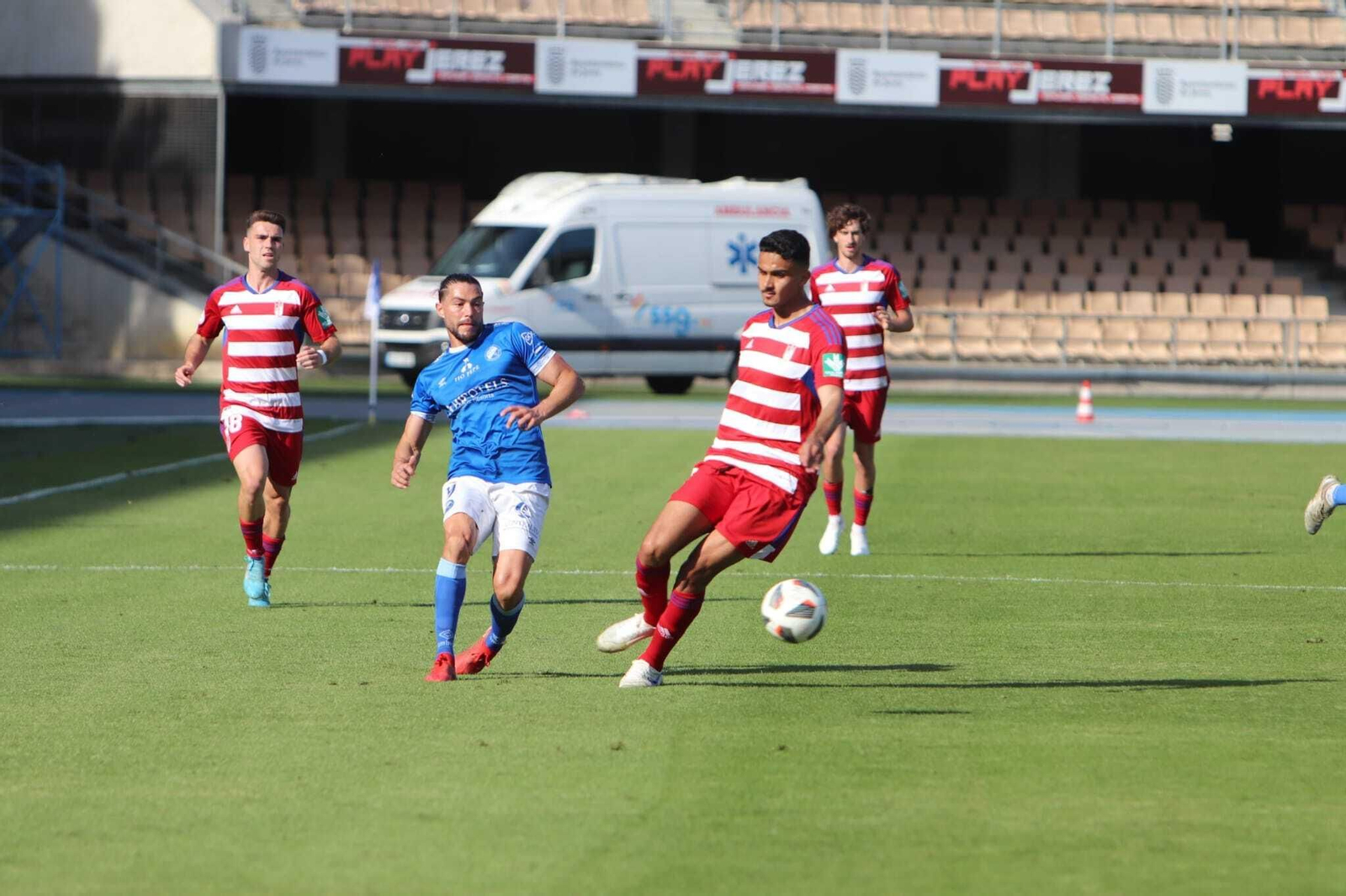 Youness presiona a un rival.