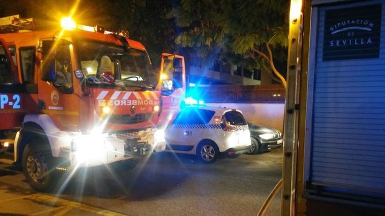 Un bombero resultó herido en las labores de extinción.