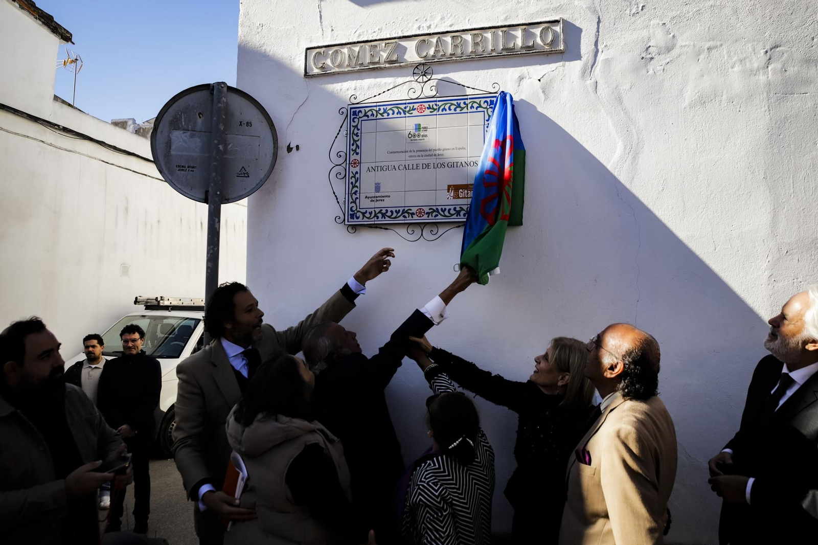 Momento del descubrimiento de la placa de la antigua calle de los Gitanos.