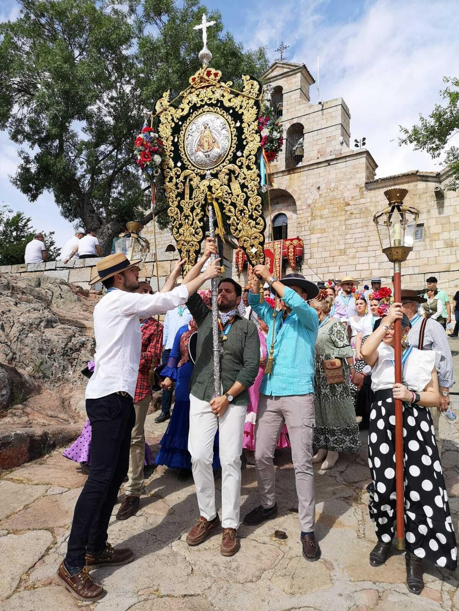 La filial sevillana tras presentarse en el Santuario de la Virgen de la Cabeza