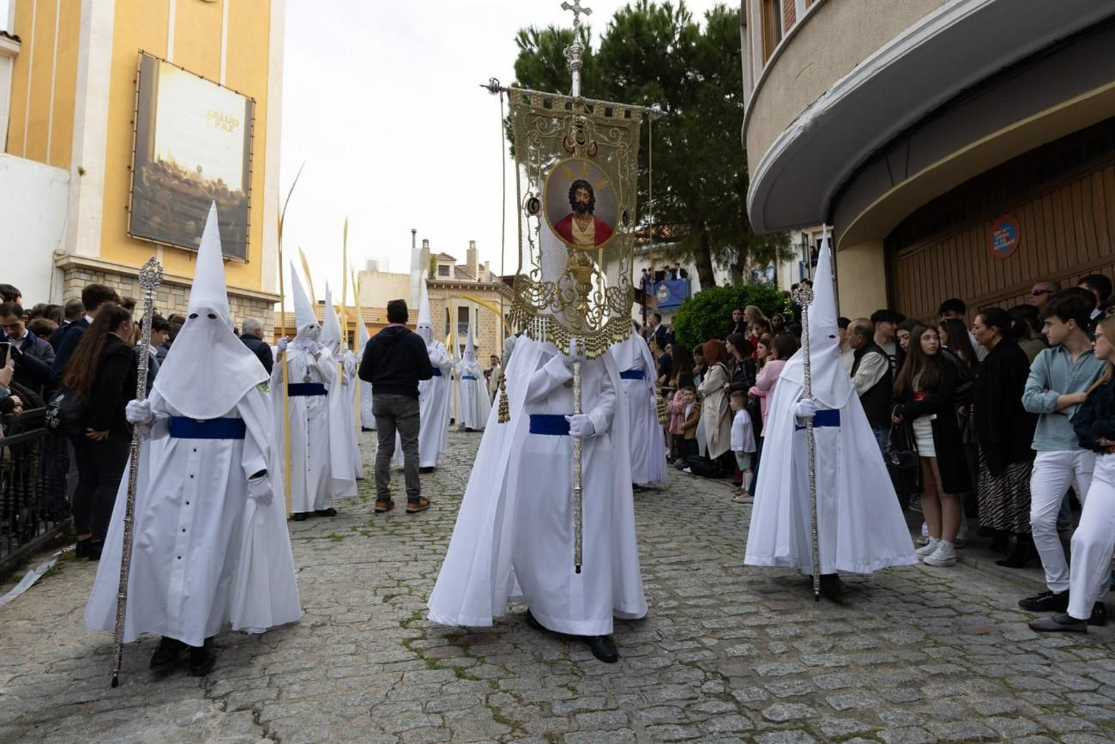Los jiennenses se echan a la calle para presenciar la primera de las procesiones de la jornada: la Borriquilla (I)
