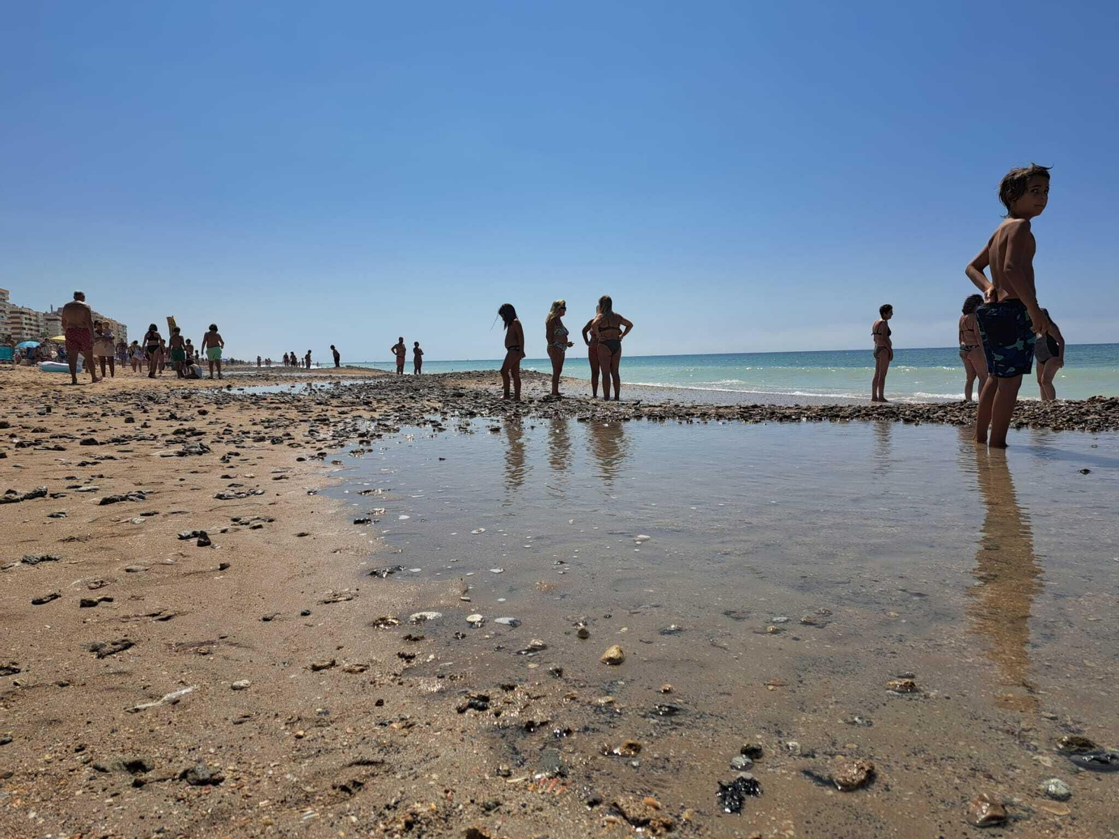 Así luce la playa Victoria llena de piedras