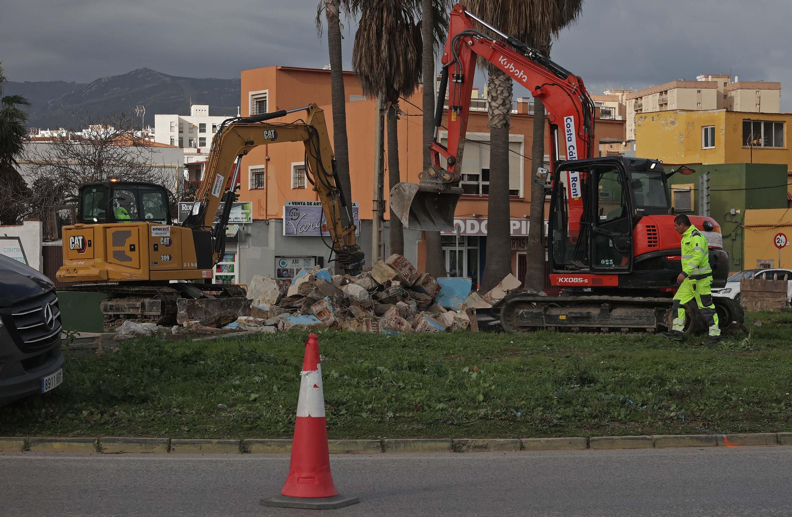 Fotos de la demolición de la fuente de la rotonda del Varadero en Algeciras