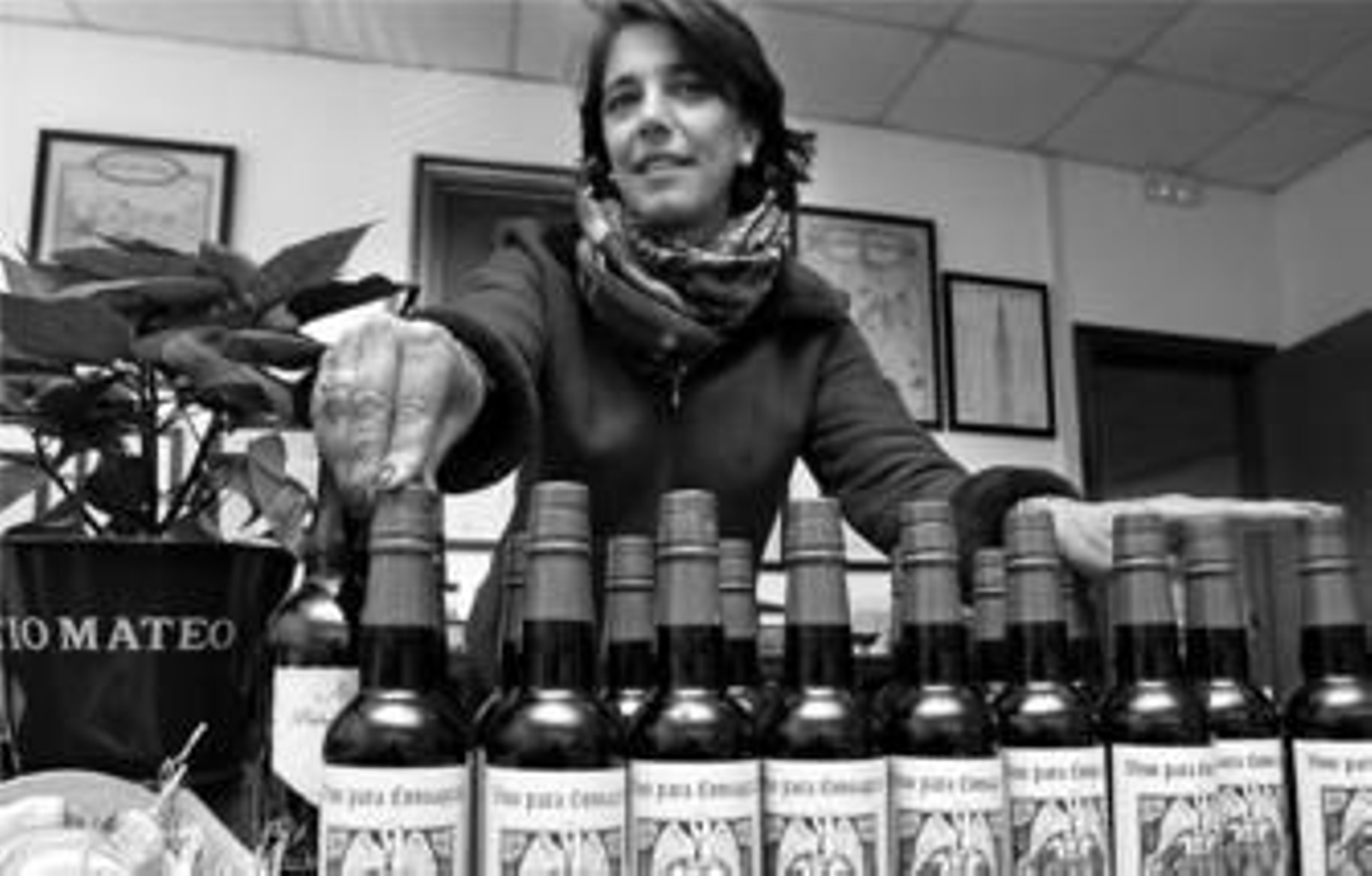 Maribel Estévez presenta la partída de vinos de consagrar 'Pelicano'.