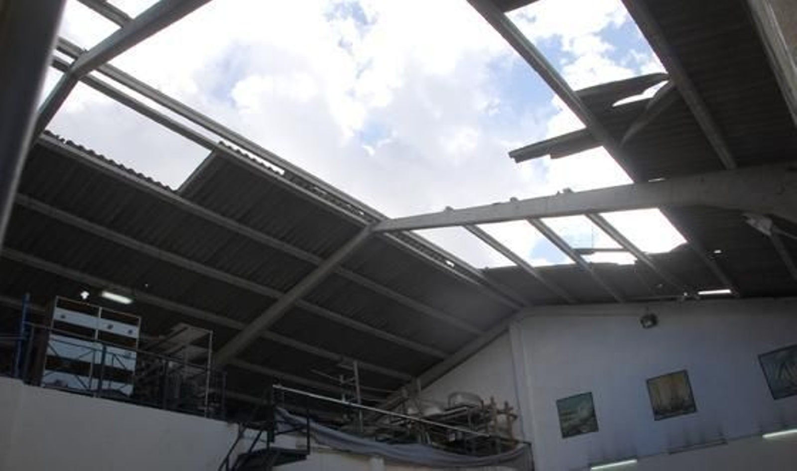 El fuerte viento causó destrozos en las instalaciones deportivas y en varias naves del Polígono de Fradricas

Foto: Rioja