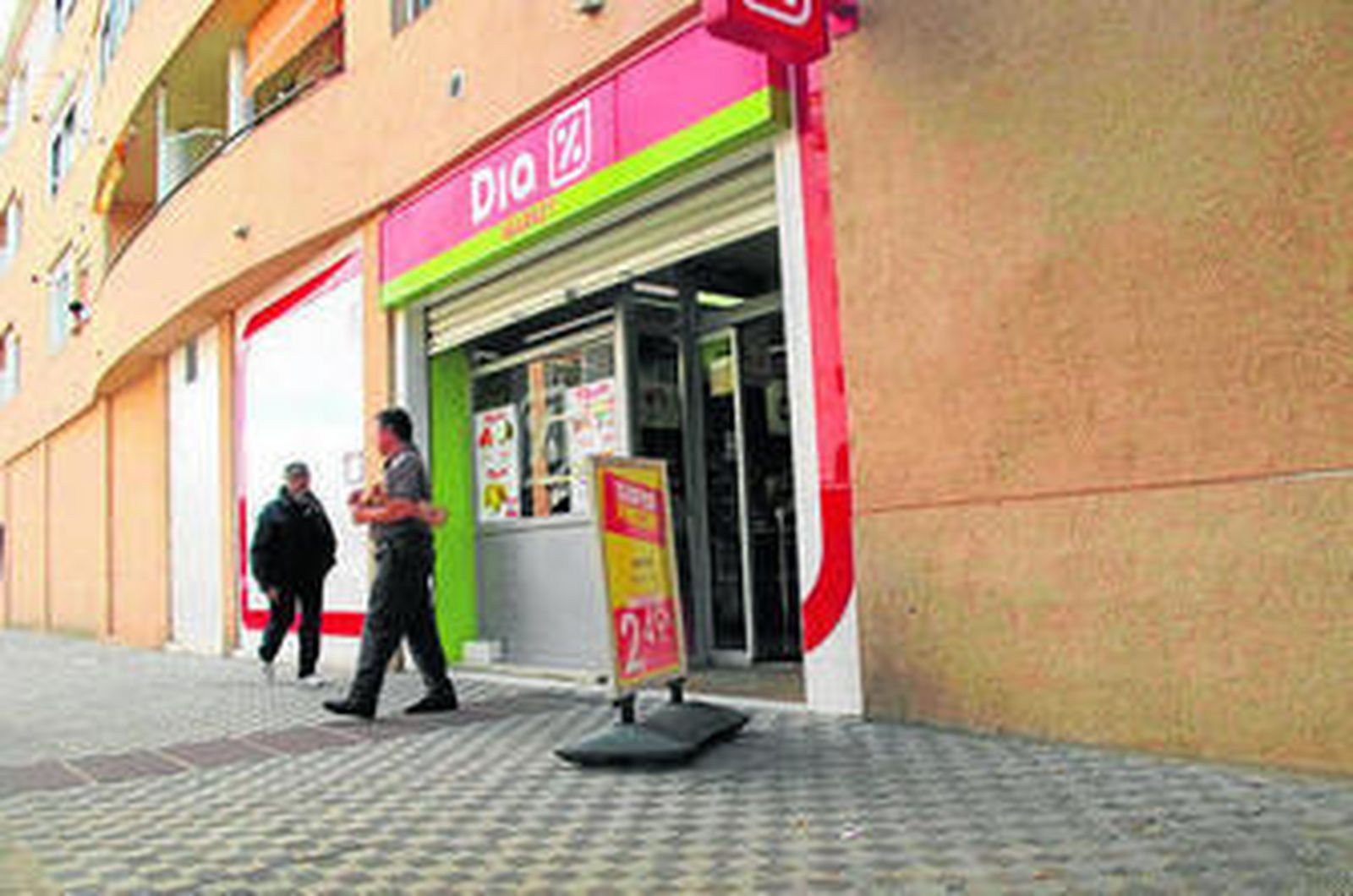 Fachada del supermercado Día en el que se produjo el robo en Puerto Real.