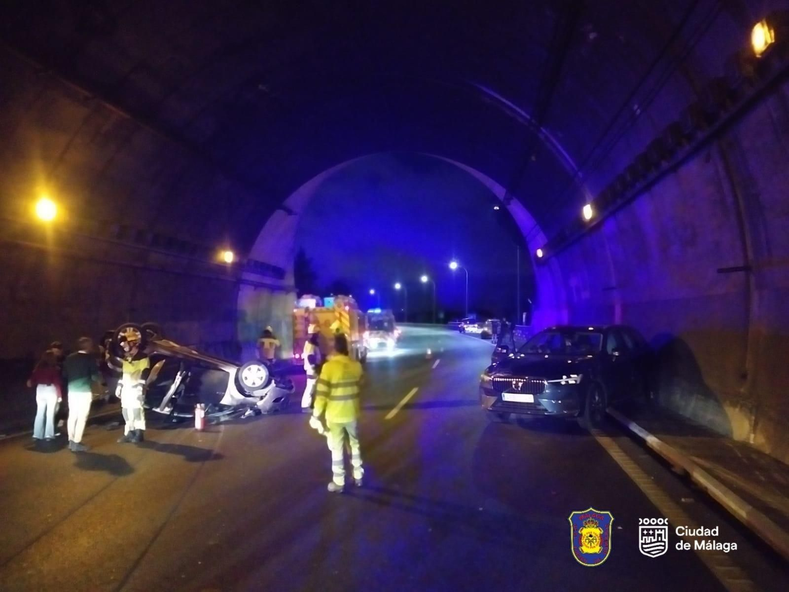 Bomberos actuando en el lugar del accidente.