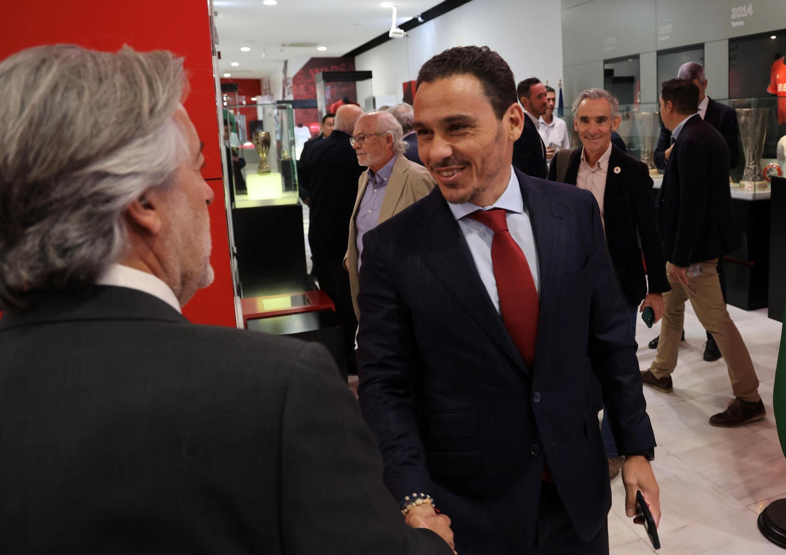 José María del Nido Carrasco felicita a Antonio Pizarro, premio Ruesga Bono de fotografía.