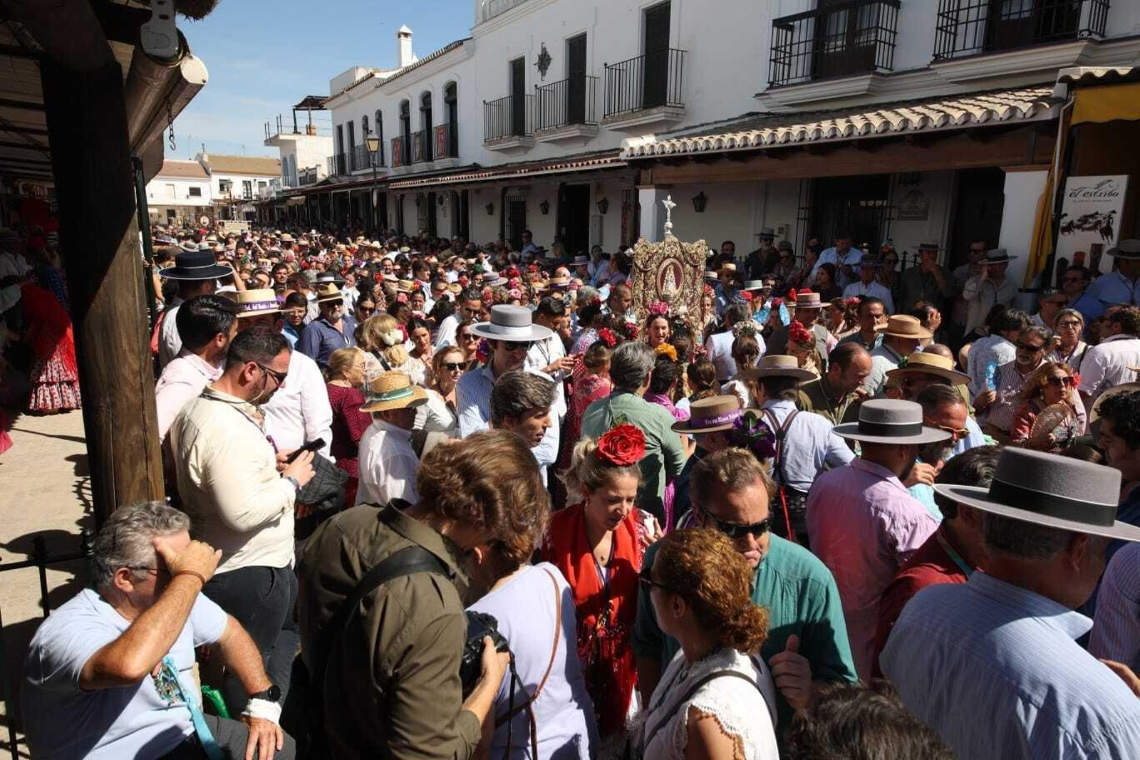 El Simpecado de Jerez a los pies de la Virgen del Rocío