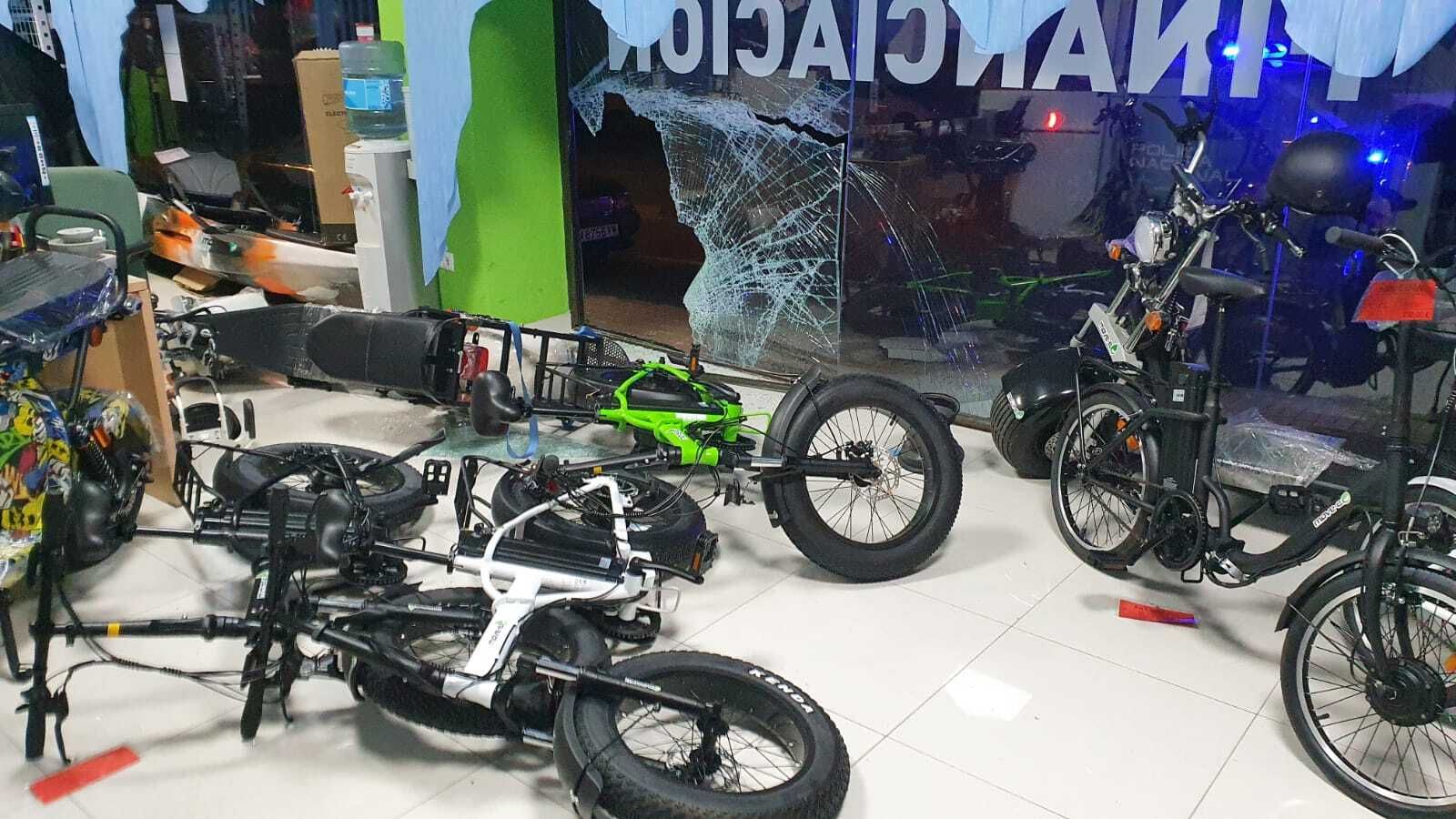 Varios vehículos eléctricos en el suelo tras el butrón cometido