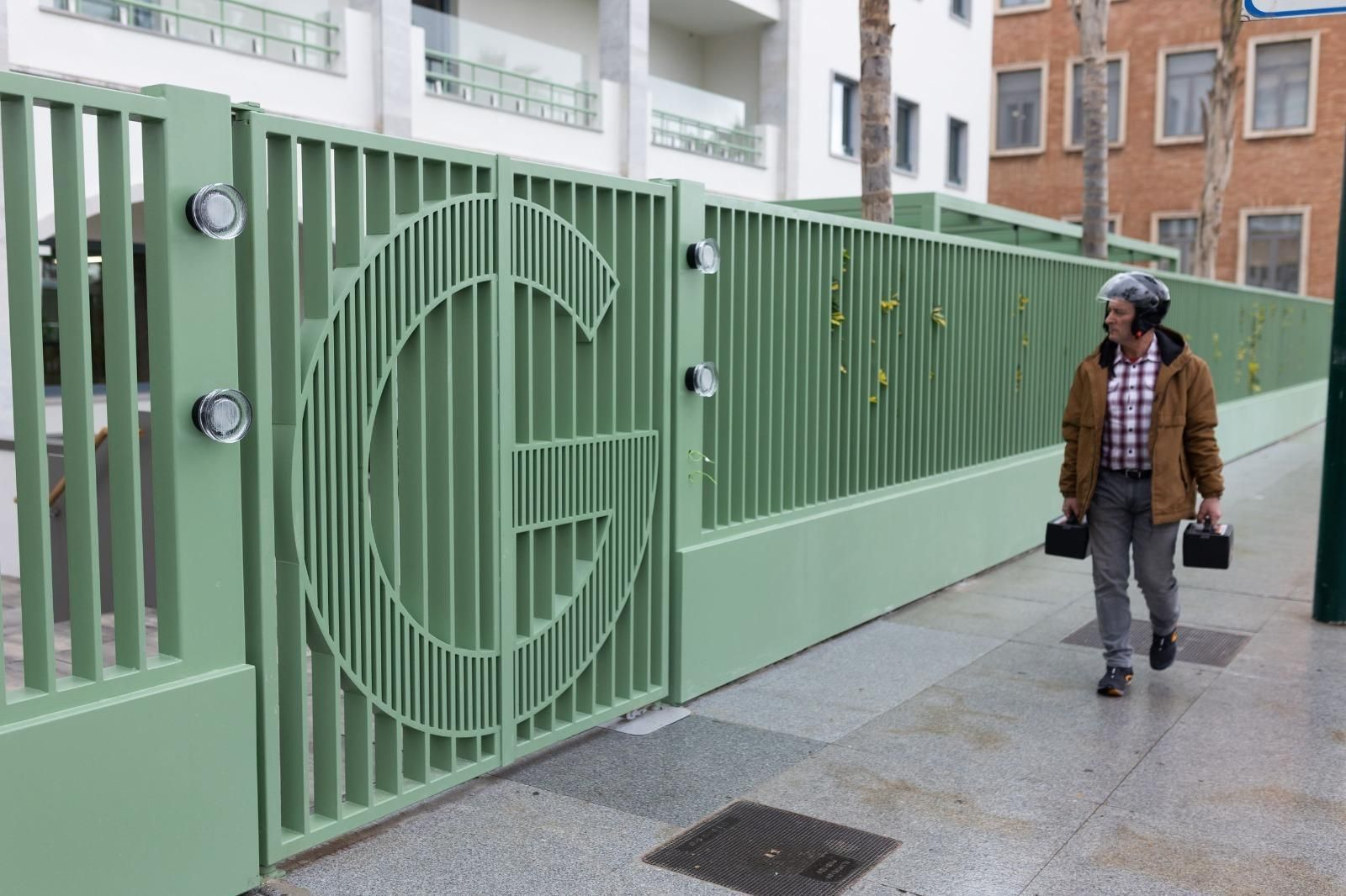 La 'G' de Google ya luce en la puerta de entrada del futuro centro de Málaga