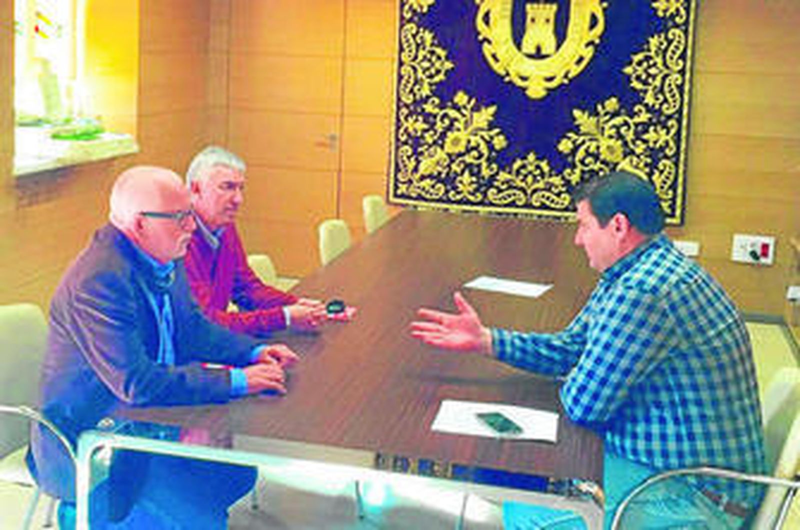 El alcalde Pedro Romero y el diputado Antonio Alba, durante el encuentro.