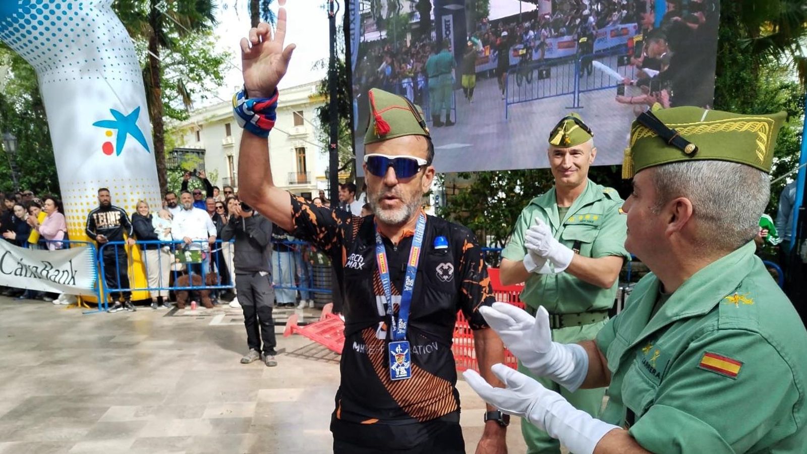 Francisco Mariano Martínez tras recibir un chapiri legionario que le acredita como ganador.