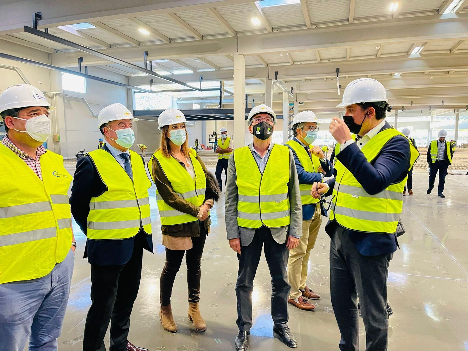 Visita a las obras de la futura fábrica.