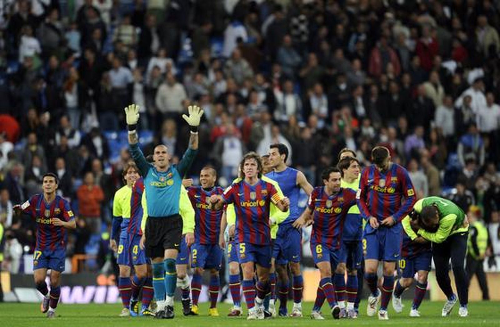 El Barcelona da un golpe casi definitivo a la Liga en el Santiago Bernabéu. / AFP