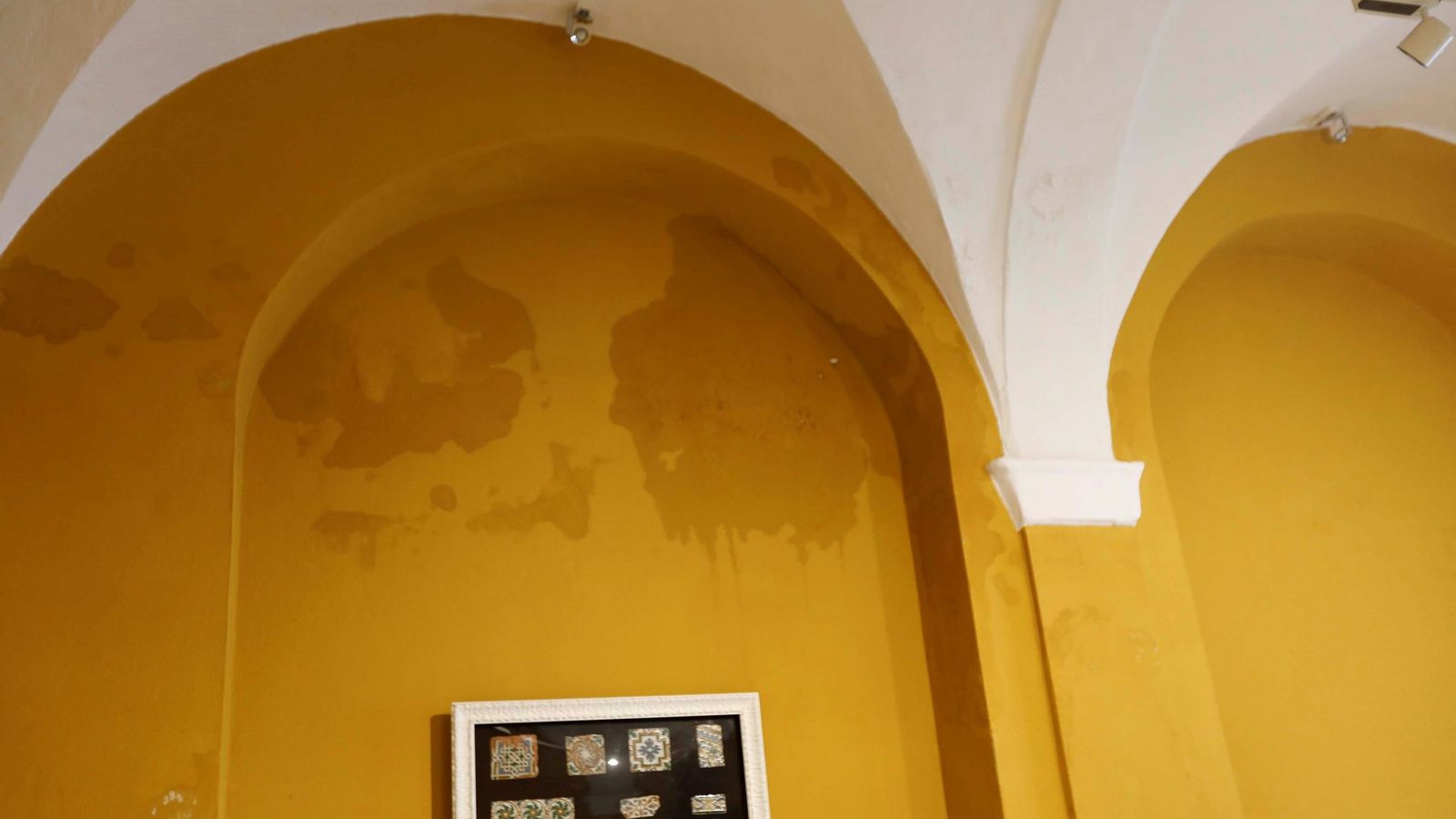 Grandes manchas de humedad en la sala del Museo Municipal de Algeciras que alberga la colección de cerámica.