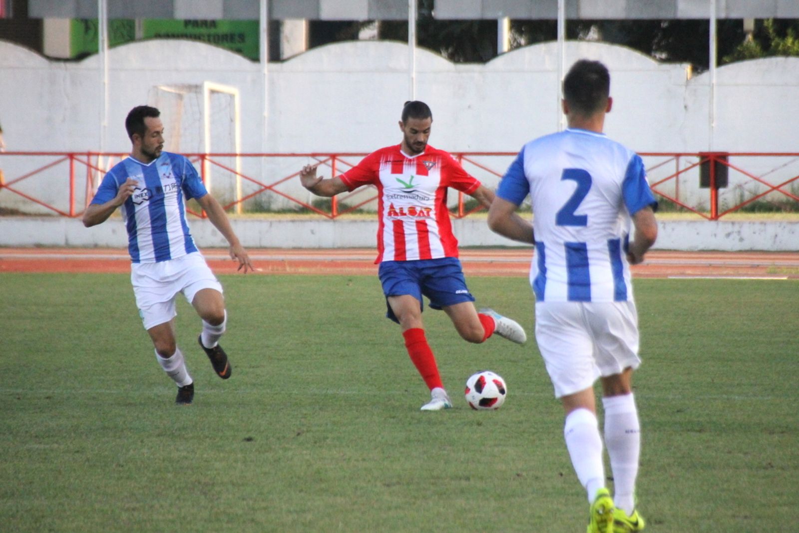 Mario Gómez se dispone a despejar durante un partido con el Don Benito