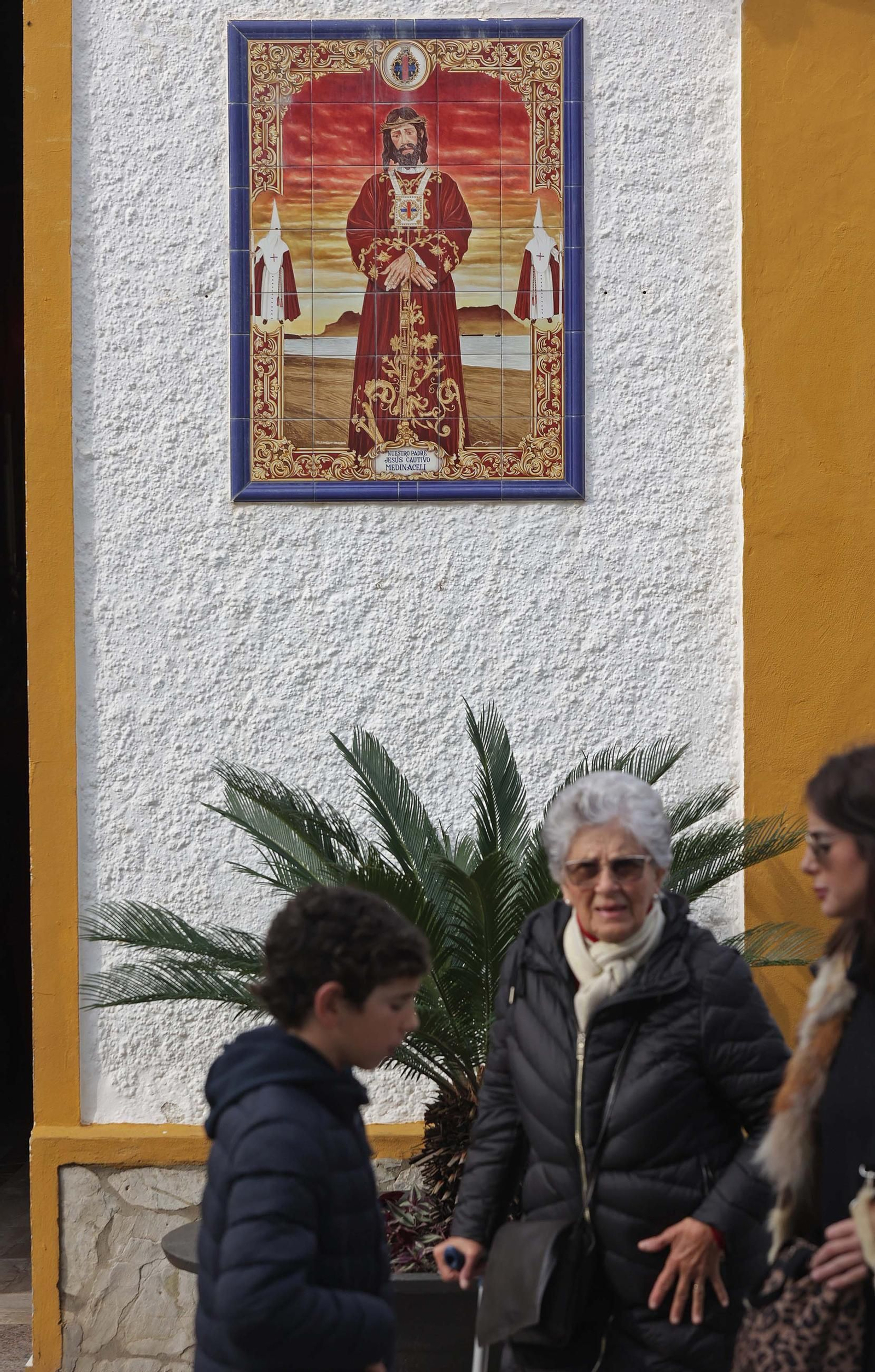 El tradicional besapiés del Cristo de Medinaceli de Algeciras, en imágenes