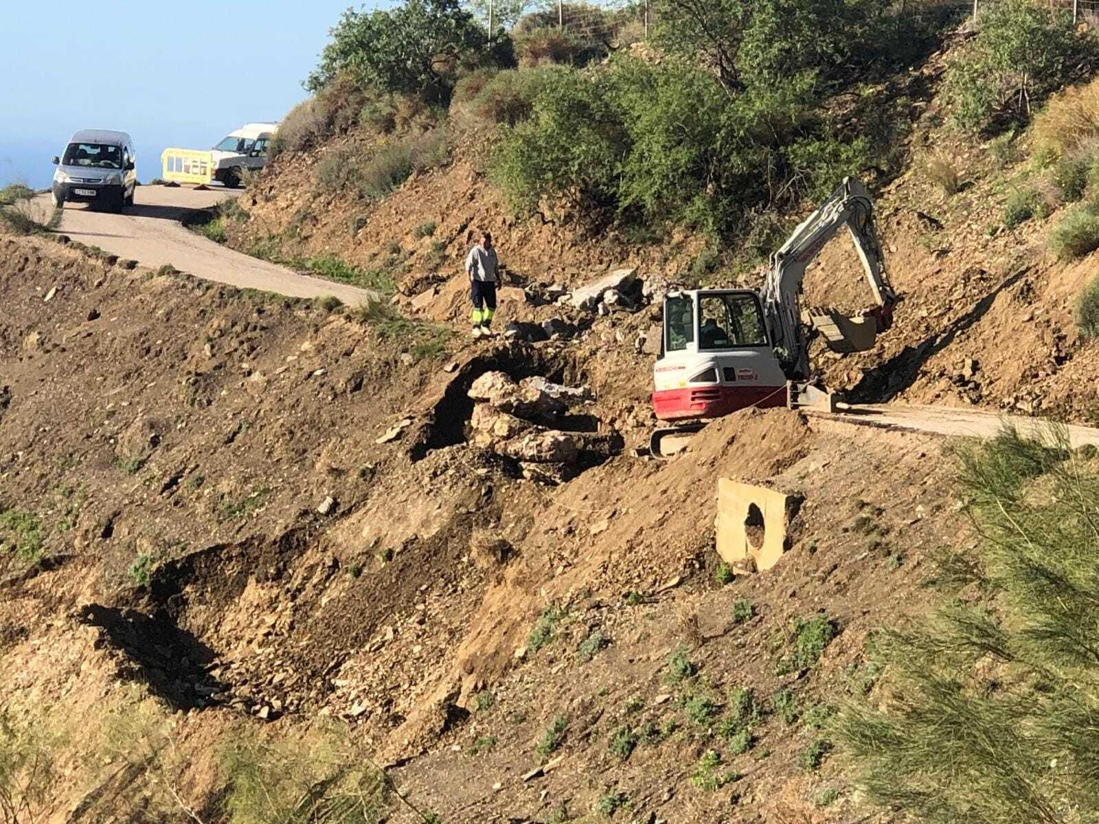 Imagen del desprendimiento de tierra en la carretera que une a Vallejos con Macharaviaya