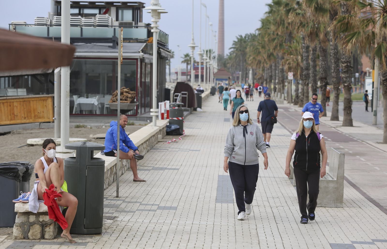 Un grupo de personas pasea por el paseo marítimo de la zona oeste de Málaga.