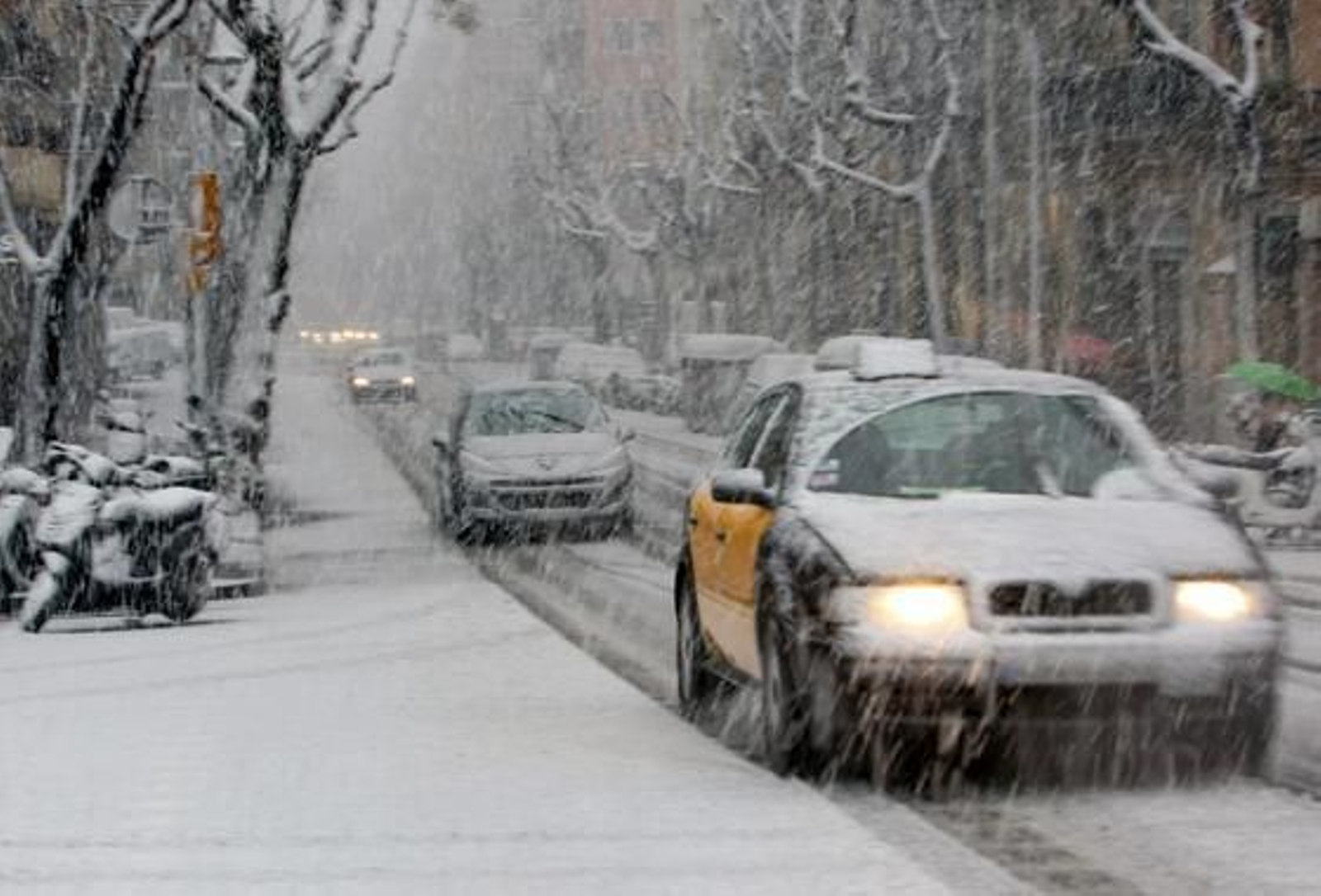 Una intensa nevada cubre Barcelona y a casi toda Cataluña. /EFE · AFP Photo · Reuters