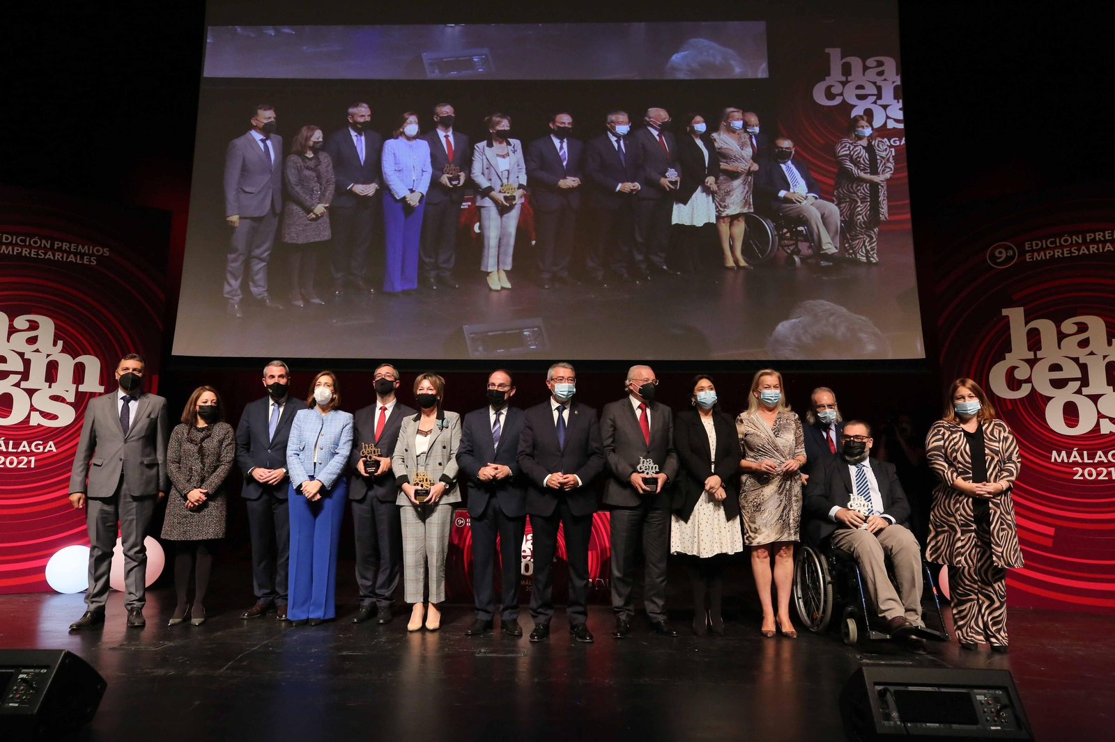 Foto de familia con los premiados, en el acto de este lunes.