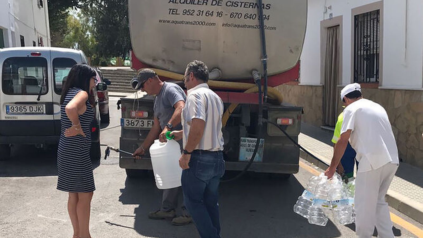 Imagen de archivo de camiones cisterna en Archidona abasteciendo de agua a la población.