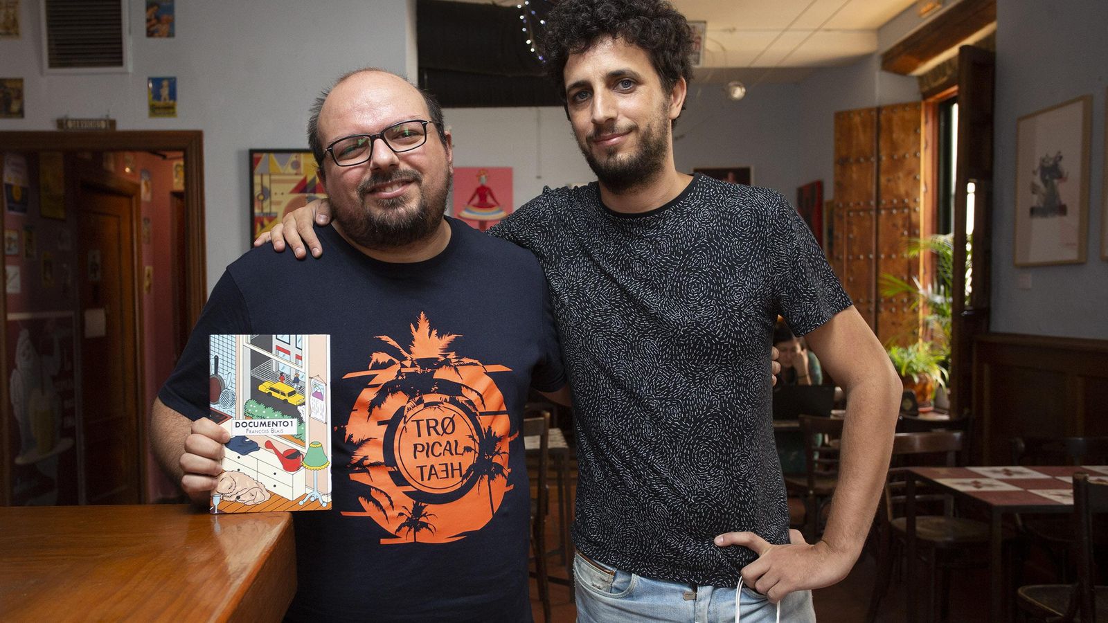 Zacarías Lara y Manuel Burraco, de Barrett, ayer en el Corral de Esquivel con un ejemplar del libro 'Documento 1'.