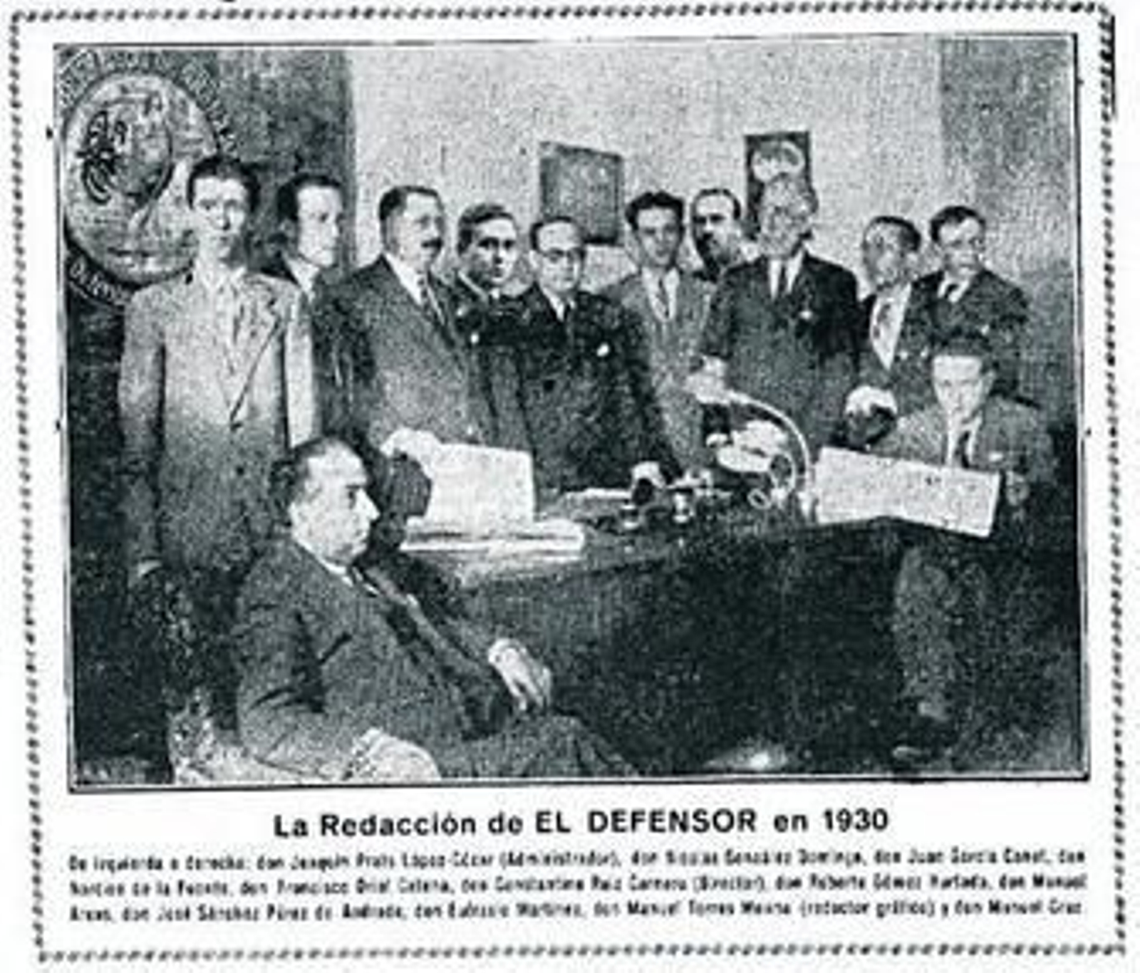 1. Oriol Catena, el cuarto por la izquierda, en una imagen de la redacción de 'El Defensor' del año 1930. 2. Detalle de la portada de la obra de Mercedes Oriol. 3. Francisco Oriol Catena fue profesor de Economía Política de la Facultad de Derecho. Su obra 'La repoblación del Reino Granada tras la expulsión de los moriscos' ha sido muy consultada por los especialistas del siglo XVI. /Fotos: J. L. D.