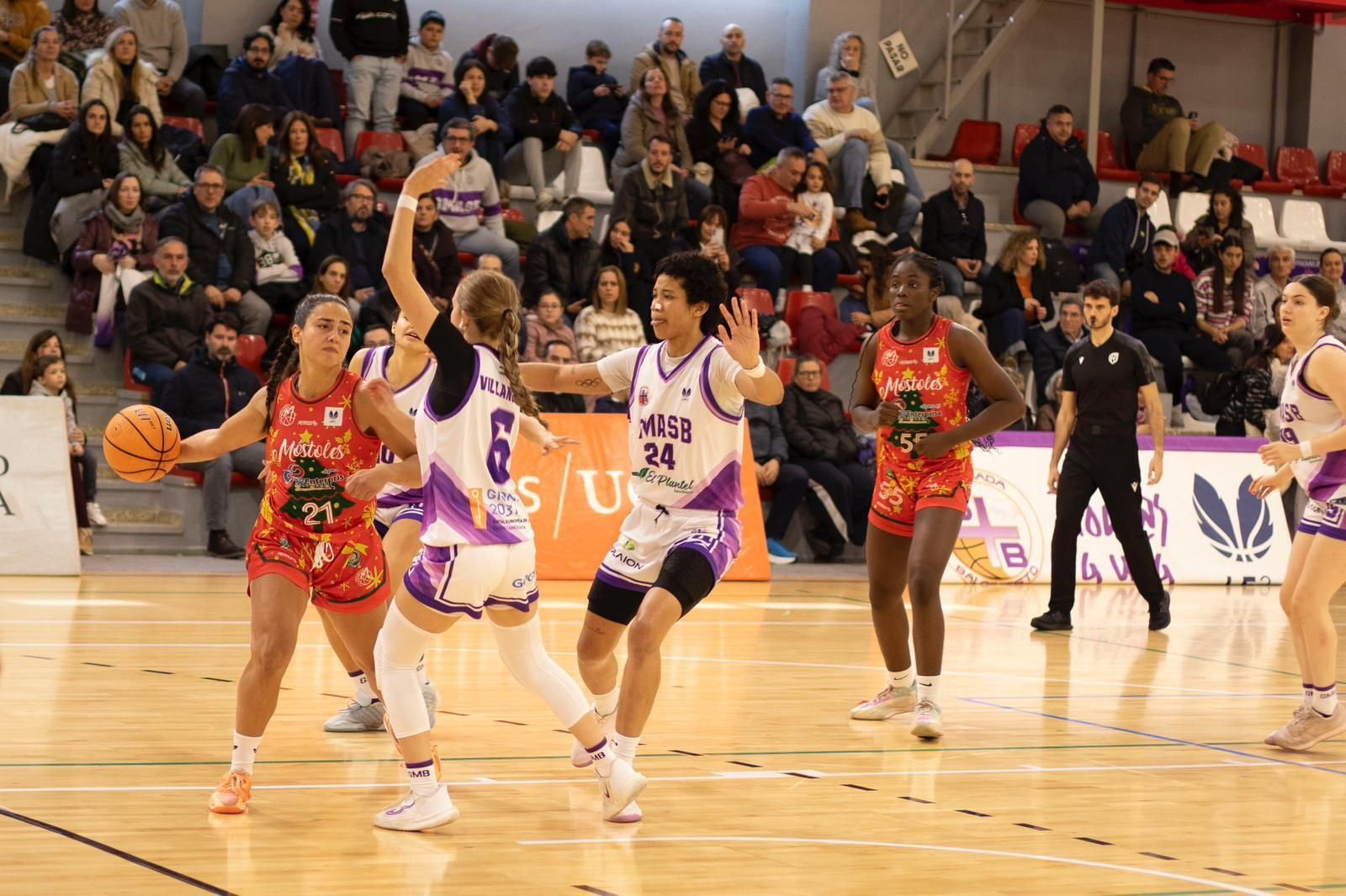 Jugadoras de GmasB intentando tapar un pase interior