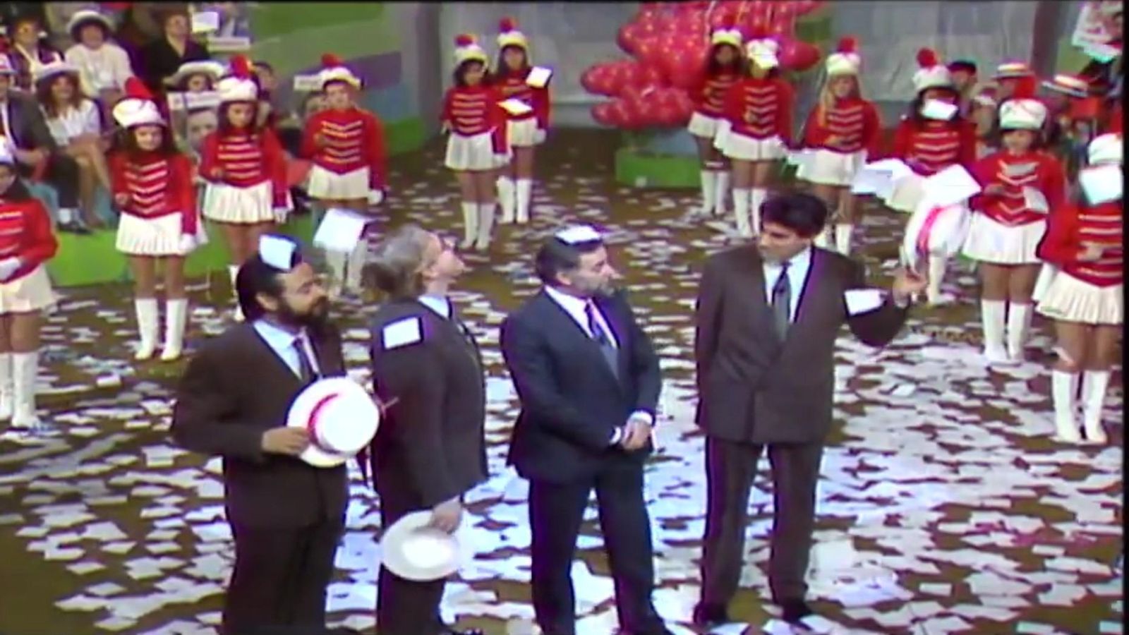 Anguita, rodeado por el confeti, en su recepción al estilo yanqui en 'Tariro, Tariro', 1988