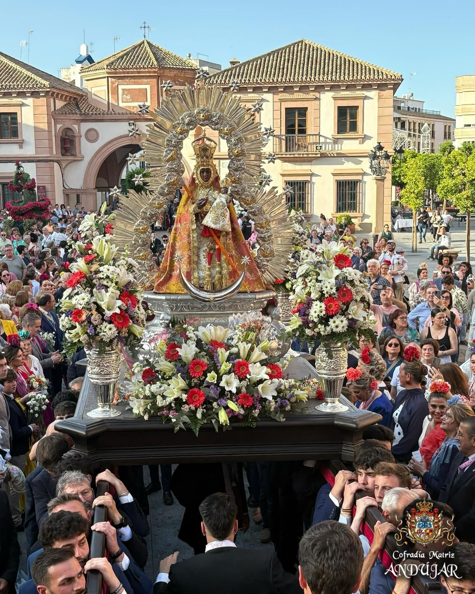 Las flores a La Morenita llenan de color las calles de Andújar, en imágenes