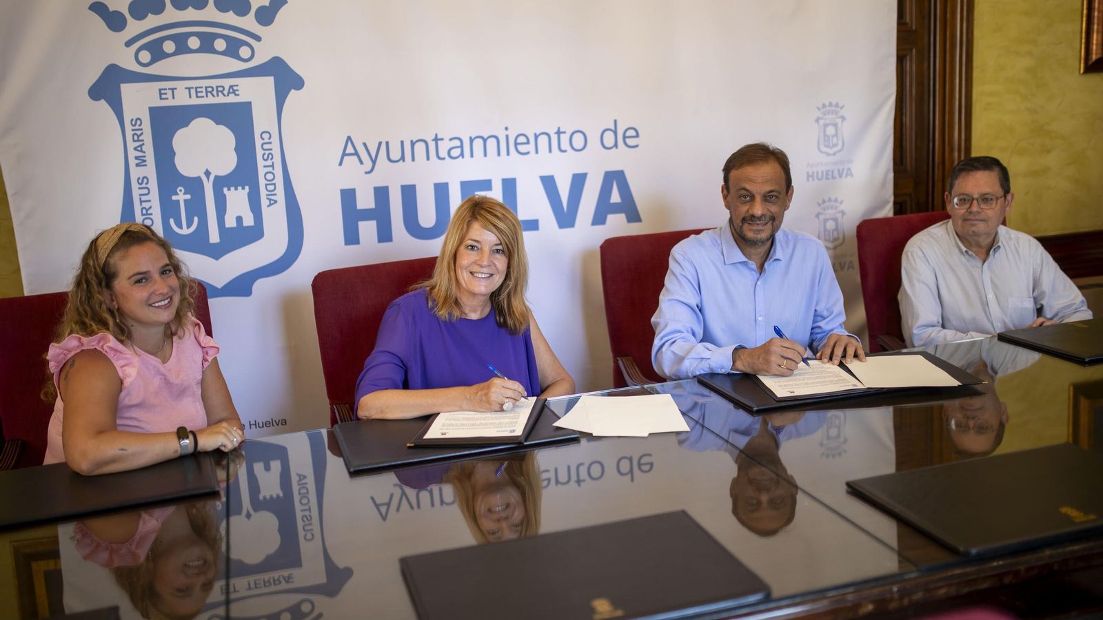 Pilar Miranda y Mario Sánchez en la firma del convenio entre el Ayuntamiento y la Asociación ALCER Huelva.