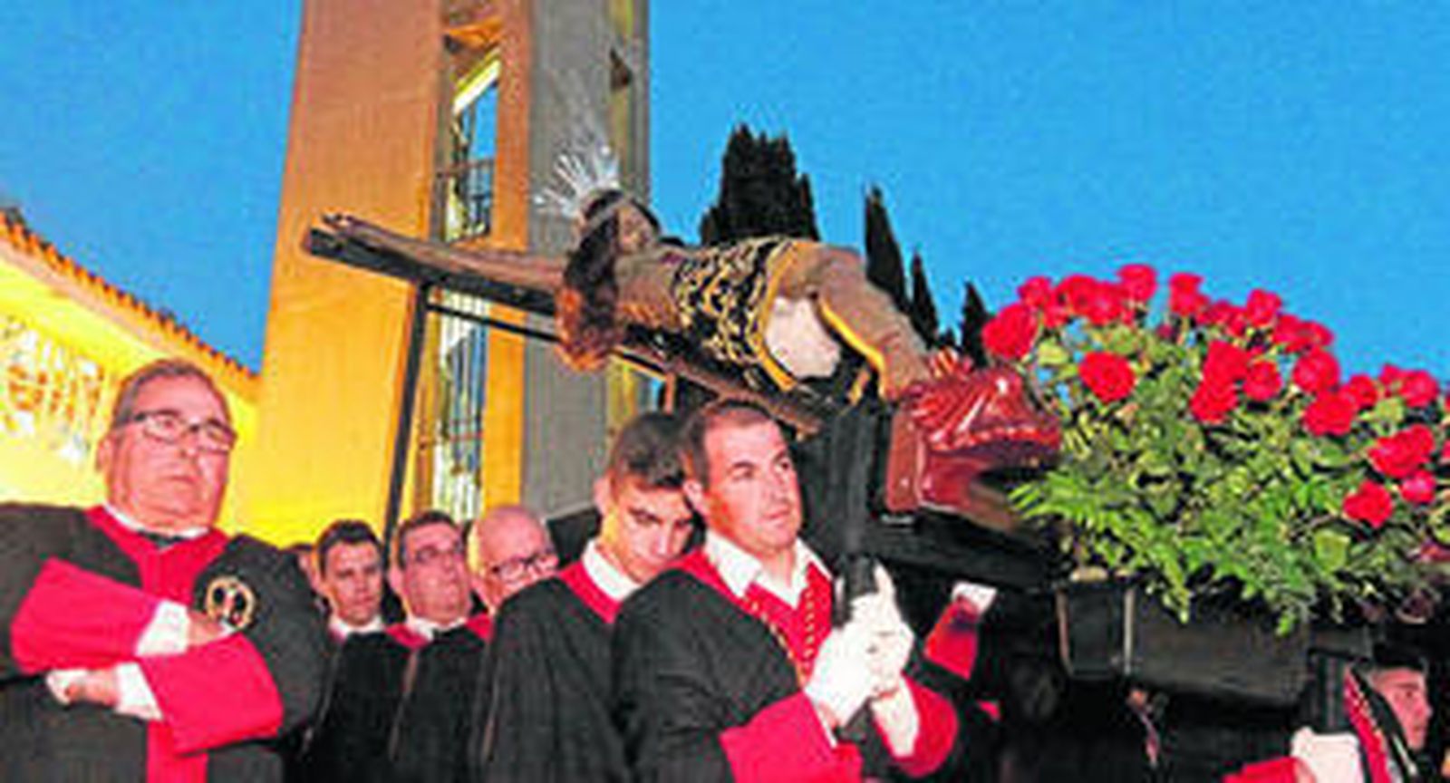 El Cristo de La Almoraima, durante su desfile, en una imagen en la que se ve que está sobre andas para favorecer una posición semihorizontal.