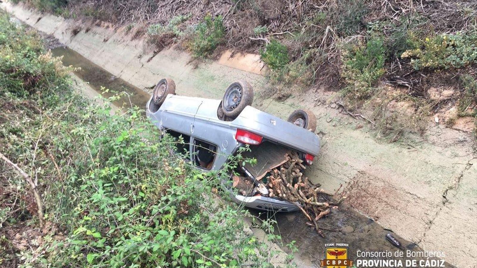 El vehículo, volcado en el canal.