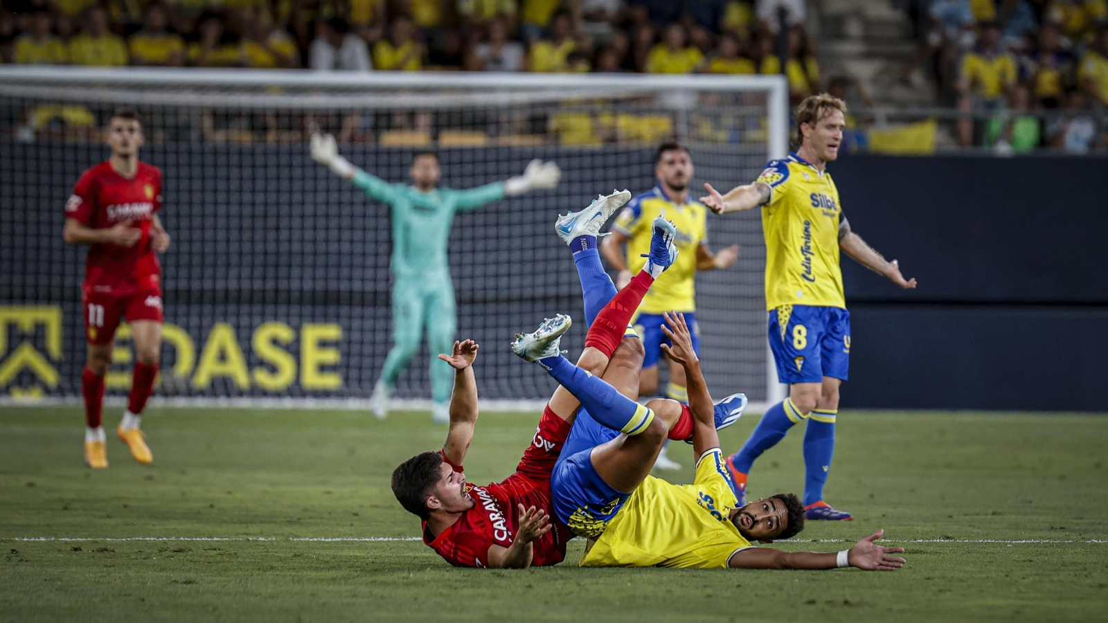 partido de fútbol entre Cádiz CF y real Zaragoza