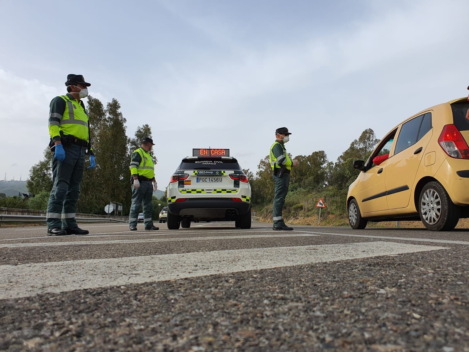 Efectivos de la Guardia Civil durante un control de tráfico en la provincia.