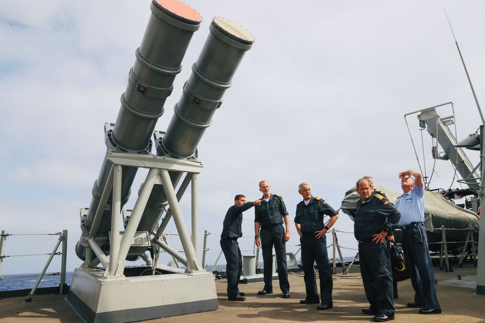 El rey Felipe durante las explicaciones sobre el ejercicio en la fragata 'Méndez Nuñez'