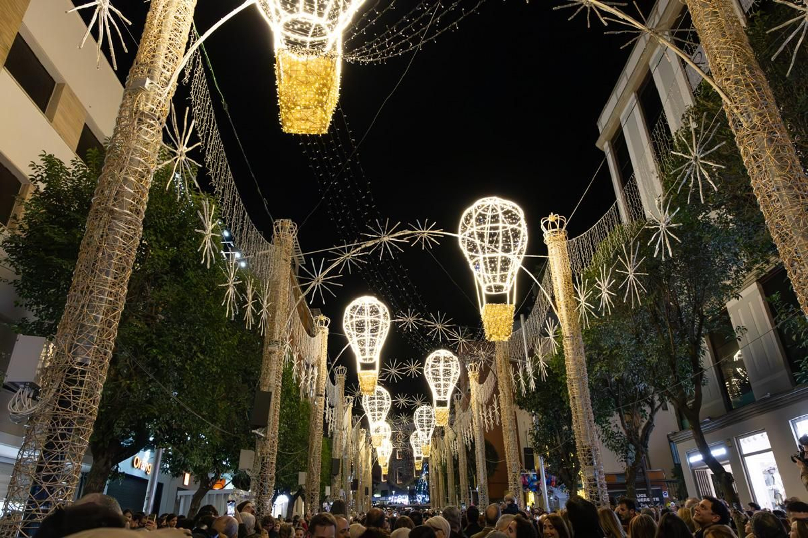 Jaén enciende su Navidad con sus habitantes echados a la calle